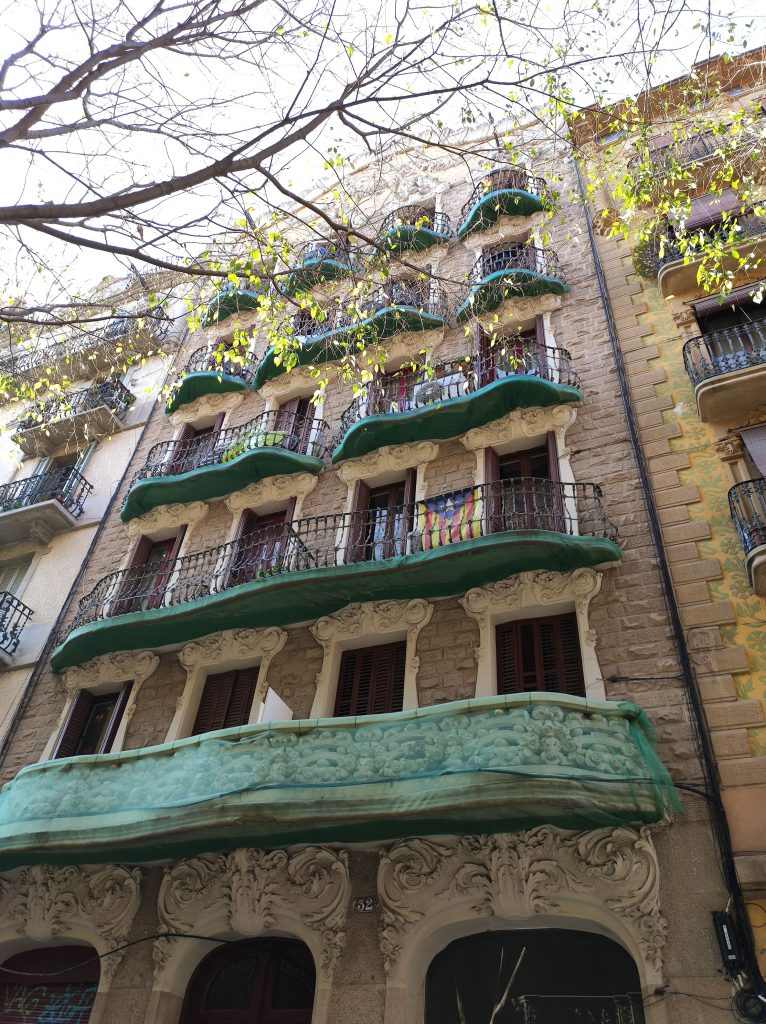 Fachada Edificio modernista Barcelona Poble Sec
