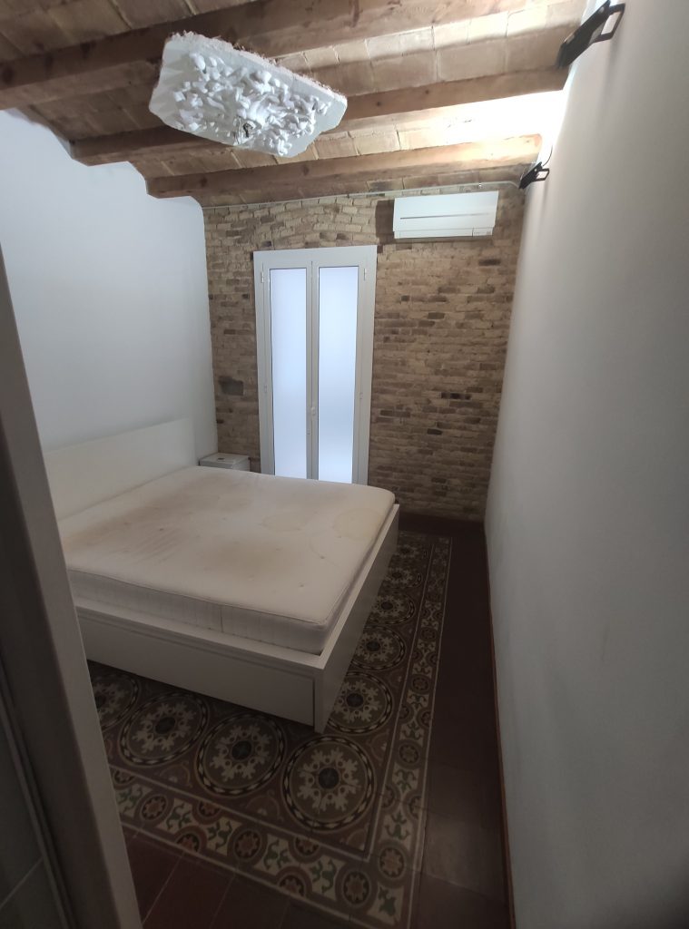 Dormitorio con detalle modernista en el techo